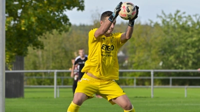 Das ist meiner! Sebastian Andreka von Bezirksligist Fortuna Neuses tut, was ein Torwart nun einmal so machen sollte: Er packt zu. (Foto: Martin Rügner)