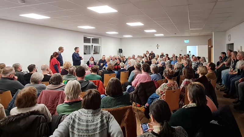 Pickepackevoll war der Saal im Haus der Kirche, als zwei Aussteiger von ihrem Bruch mit den Zeugen Jehovas beziehungsweise der AfD berichteten.  (Foto: Patrick Lauer)