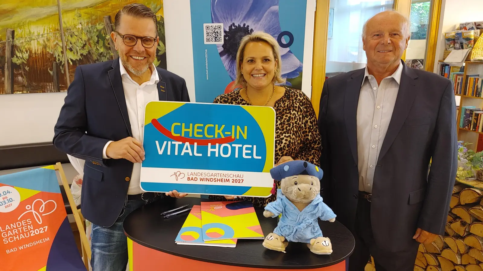 Rüdiger Eckardt sowie Caroline und Otto Weigand (von links) freuen sich über die Kooperation von Landesgartenschau und Vital Hotel. (Foto: Katrin Merklein)