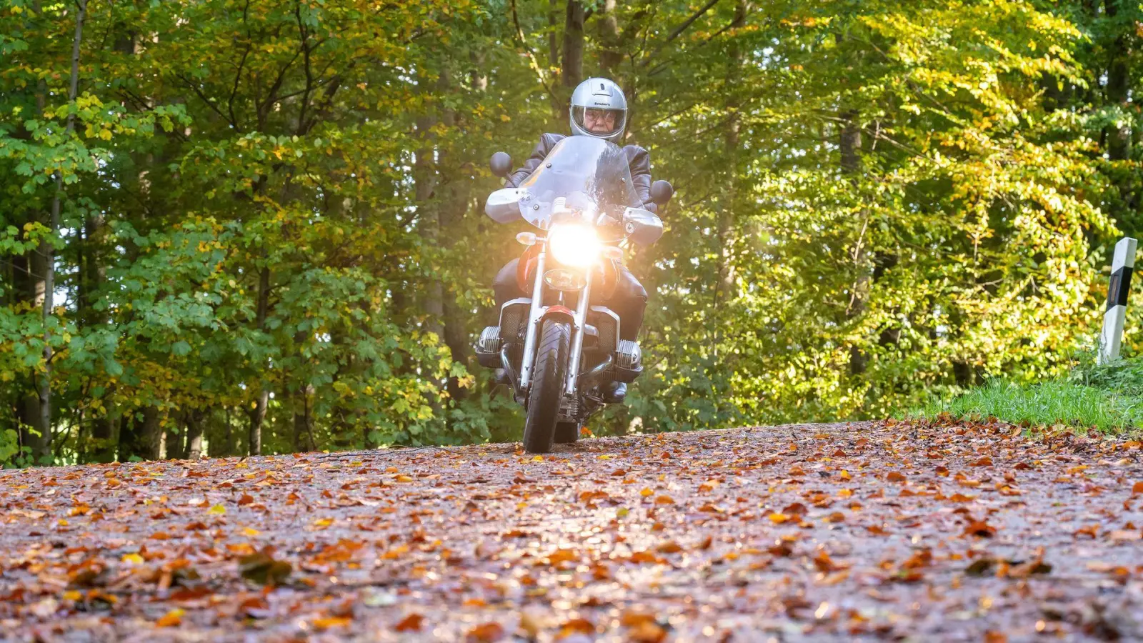 Straßenverschmutzungen, Laub, Nässe: Die Fahrbahnbedingungen können sich im Herbst schnell ändern. (Foto: Benjamin Nolte/dpa-tmn)
