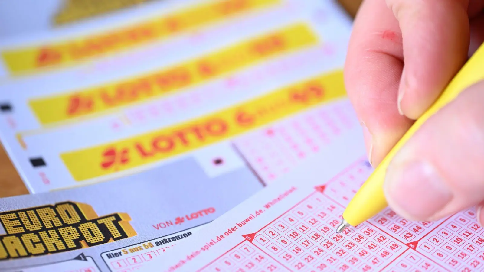 Im Eurojackpot lagen 113 Millionen Euro. Nach zehn Ziehungen ohne Hauptgewinn gibt es nun mindestens zwei Gewinner. (Archivbild) (Foto: Bernd Weißbrod/dpa)