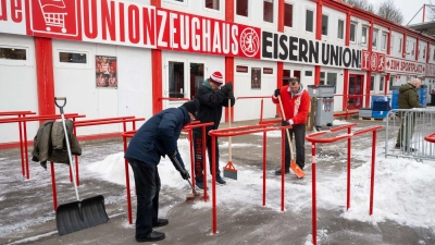 Die Union-Fans helfen mit. (Foto: Matthias Koch/dpa)