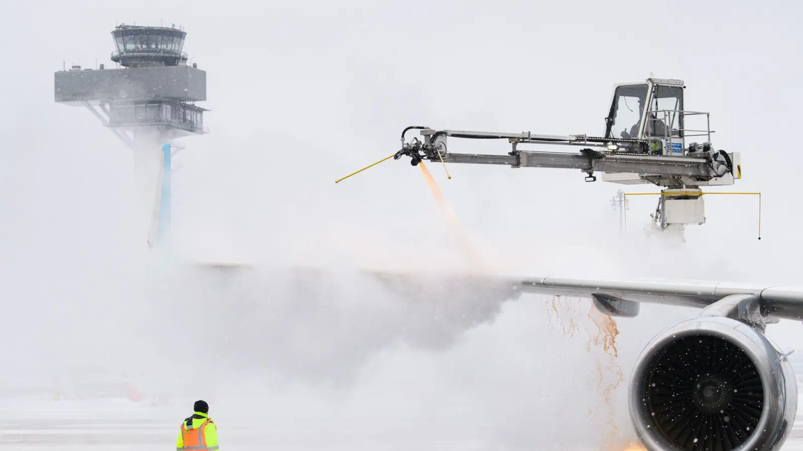 Bei großen Verspätungen oder Flugausfällen stehen Reisenden Rechte zu. Schlichtungsstellen können unterstützen, wenn die Airline sich querstellt. (Foto: Soeren Stache/dpa-Zentralbild/dpa-tmn)