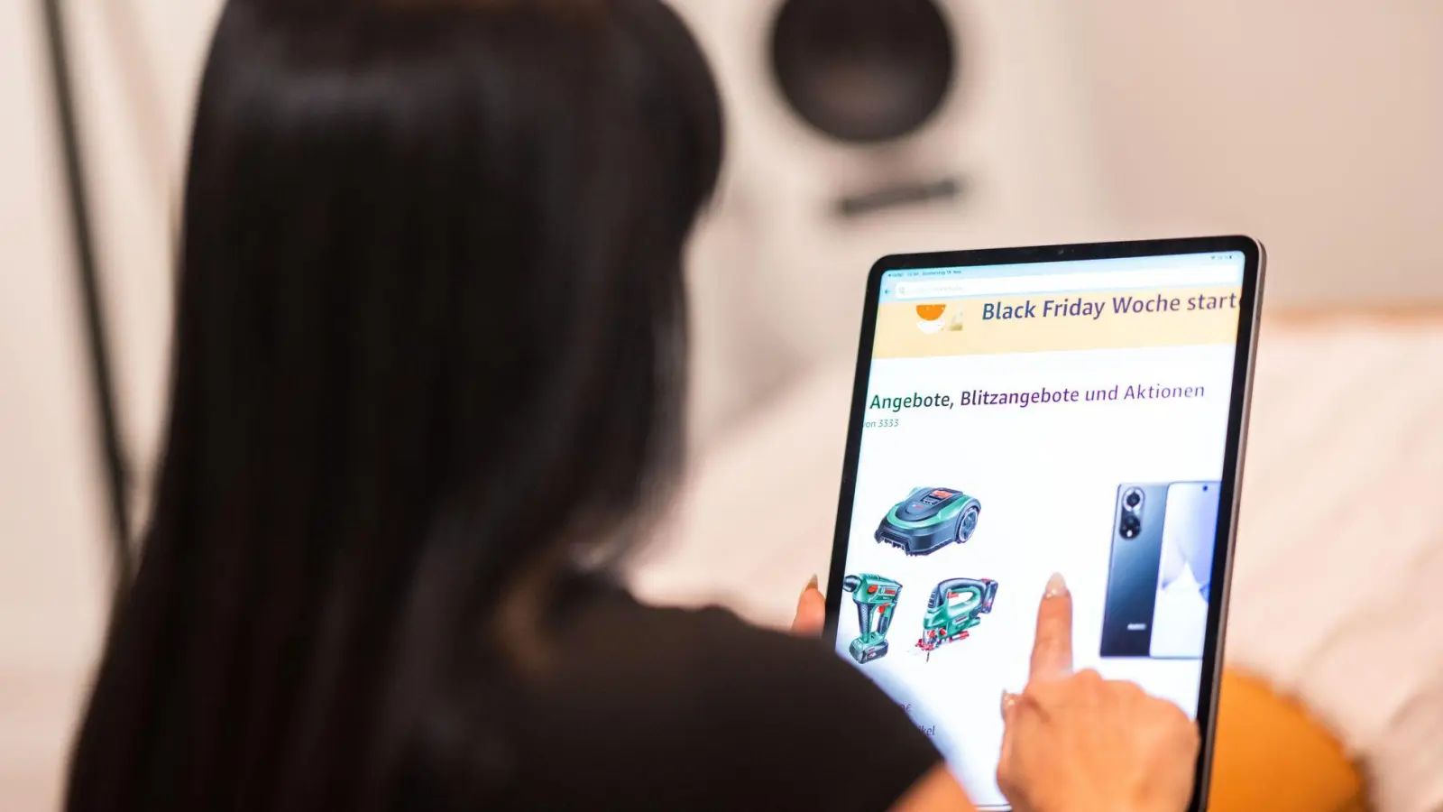 Skepsis bei Rabattaktionen: Bei Aktionszeiträumen wie dem Black Friday sollte man einen klaren Kopf bewahren und zunächst Angebot und Preise überprüfen. (Foto: Mohssen Assanimoghaddam/dpa/dpa-tmn)