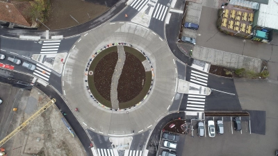 Einen Durchmesser von 37 Metern hat der neue Kreisverkehr Am Brühl. Die Fahrbahn wurde in Beton gefertigt. (Foto: Stadt Dinkelsbühl/Laura Krehn)