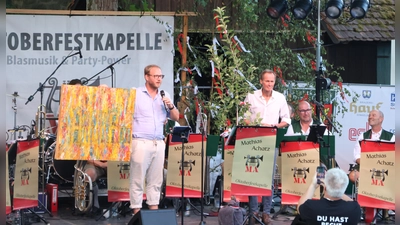 Der Edenkobener Stadtbürgermeister Daniel Poth (links) und Dinkelsbühls OB Dr. Christoph Hammer tauschten anlässlich des 70. Geburtstages der Städtefreundschaft Geschenke aus. (Foto: Martina Haas)