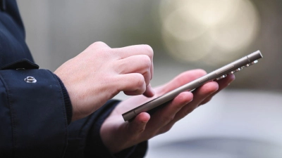 Weil man nicht immer im Netz sein kann: Bei vielen Wohnungs-Marktplätzen im Internet lässt sich ein Wecker einrichten, der einen über neue Inserate mit den passenden Kriterien informiert. (Foto: Christin Klose/dpa-tmn)