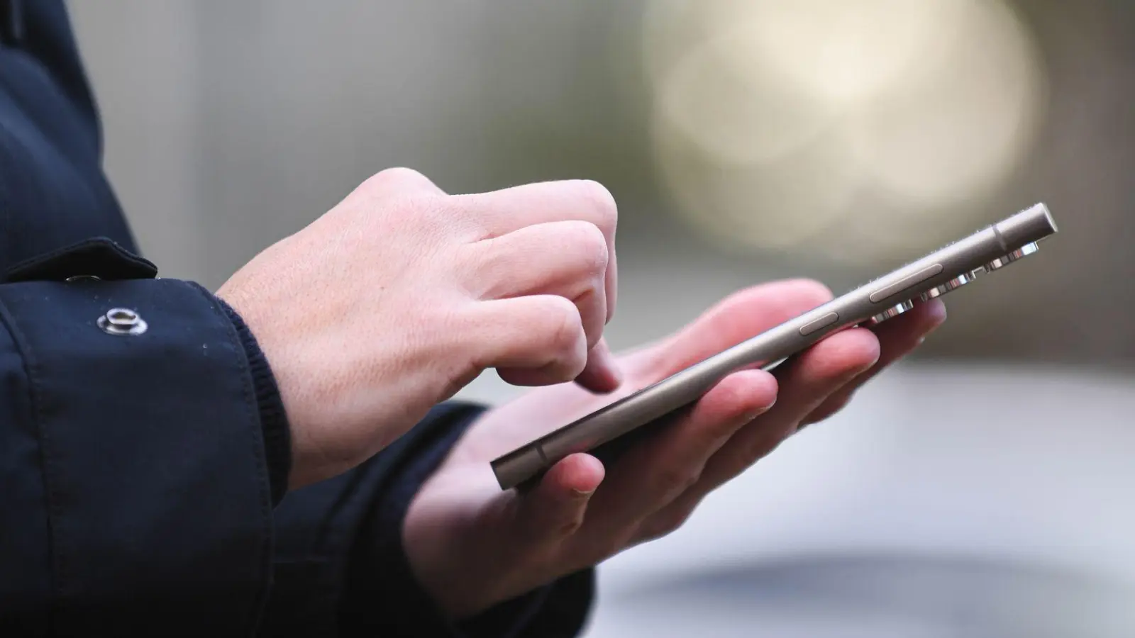 Weil man nicht immer im Netz sein kann: Bei vielen Wohnungs-Marktplätzen im Internet lässt sich ein Wecker einrichten, der einen über neue Inserate mit den passenden Kriterien informiert. (Foto: Christin Klose/dpa-tmn)