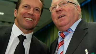 Lothar Matthäus (l) und sein Vorbild Uwe Seeler  2012 auf dem außerordentlichen Bundestag des Deutschen Fußball-Bundes (DFB). (Foto: picture alliance / dpa)