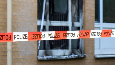 Wie geht es mit dem Verdächtigen weiter, der das Feuer im Marienkrankenhaus absichtlich gelegt haben soll? Das entscheidet sich noch am Montag. (Foto: Bodo Marks/dpa)