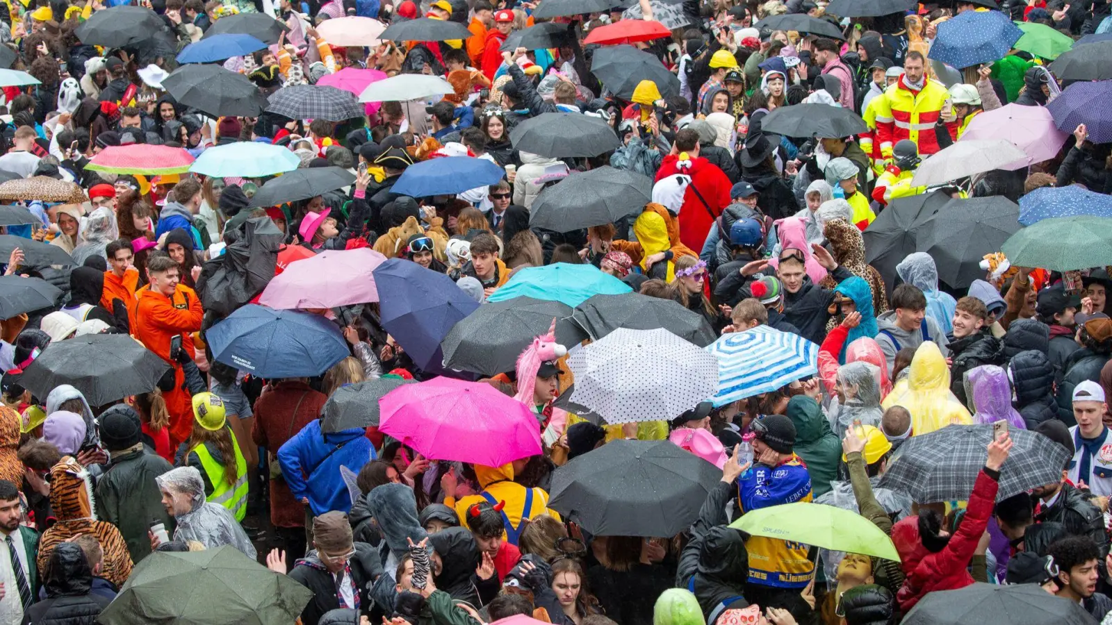 Die Wetteraussichten für Weiberfastnacht sind ziemlich schlecht. (Archivbild) (Foto: Thomas Banneyer/dpa)