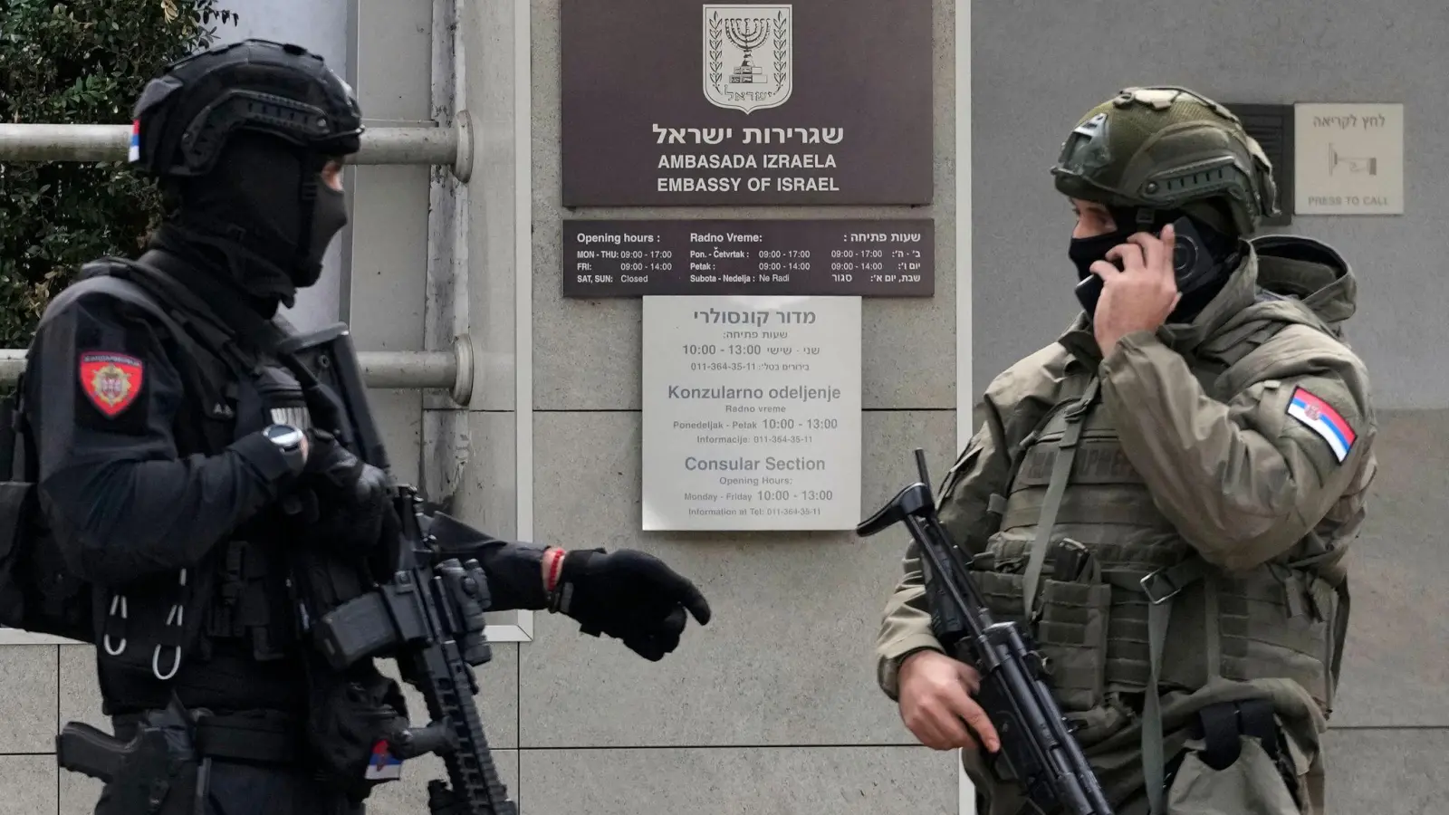 Ein junger Serbe griff mit Messern einen Polizisten vor der israelischen Botschaft in Serbien an, der ihn schließlich erschoss. (Foto: Darko Vojinovic/AP/dpa)