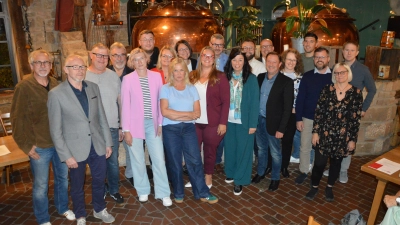 Acht Frauen und 16 Männer präsentierten sich am Mittwochabend in der Kohlenmühle als Neustädter SPD-Liste für die Kommunalwahlen 2026.  (Foto: Patrick Lauer)