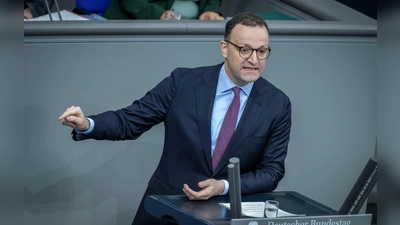 Der 44 Jahre alte Ex-Gesundheitsminister Jens Spahn ist neuer Vorsitzender der Unionsfraktion im Bundestag. Er gilt als ausgesprochen machtbewusst. In der neuen Funktion hat der Mann aus dem Münsterland eine Schlüsselrolle für einen künftigen Kanzler Merz. (Foto: Kay Nietfeld/dpa)
