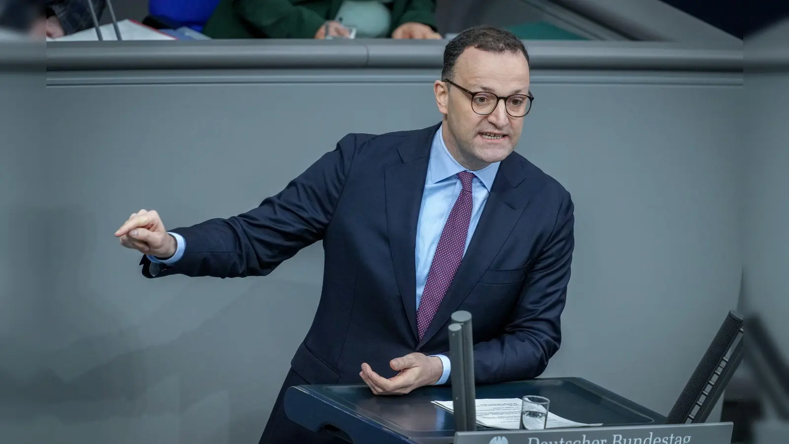 Der 44 Jahre alte Ex-Gesundheitsminister Jens Spahn ist neuer Vorsitzender der Unionsfraktion im Bundestag. Er gilt als ausgesprochen machtbewusst. In der neuen Funktion hat der Mann aus dem Münsterland eine Schlüsselrolle für einen künftigen Kanzler Merz. (Foto: Kay Nietfeld/dpa)