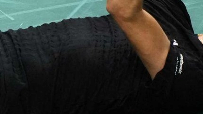 Alexander Zverev feiert nach seinem Sieg gegen den Russen Daniil Medvedev. (Foto: Dimitar Dilkoff/AFP/dpa)