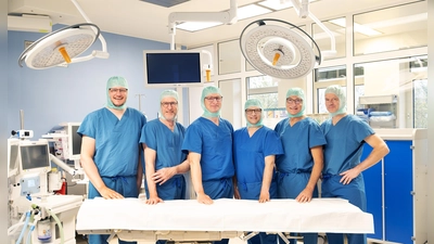 Sechs Hauptoperateure gibt es im Endoprothetikzentrum der Maximalversorgung der Klinik Dinkelsbühl (von links): Chefarzt und Zentrumsleiter Dr. Markus Sporkmann, Tomás von Koschitzky, Dr. Tim Vehring, Sorin Raducan, Rainald Kiene und Stefan Ketterle. (Foto: ANregiomed/Tyler Larkin)