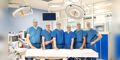 Sechs Hauptoperateure gibt es im Endoprothetikzentrum der Maximalversorgung der Klinik Dinkelsbühl (von links): Chefarzt und Zentrumsleiter Dr. Markus Sporkmann, Tomás von Koschitzky, Dr. Tim Vehring, Sorin Raducan, Rainald Kiene und Stefan Ketterle. (Foto: ANregiomed/Tyler Larkin)