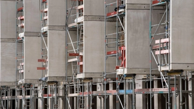 Wer in München eine Eigentumswohnung kaufen will, blutet finanziell auch als Besserverdiener. Im deutschlandweiten Schnitt jedoch ist der Kauf einer Wohnung laut Interhyp bezahlbarer geworden. (Symbolbild)  (Foto: Sven Hoppe/dpa)