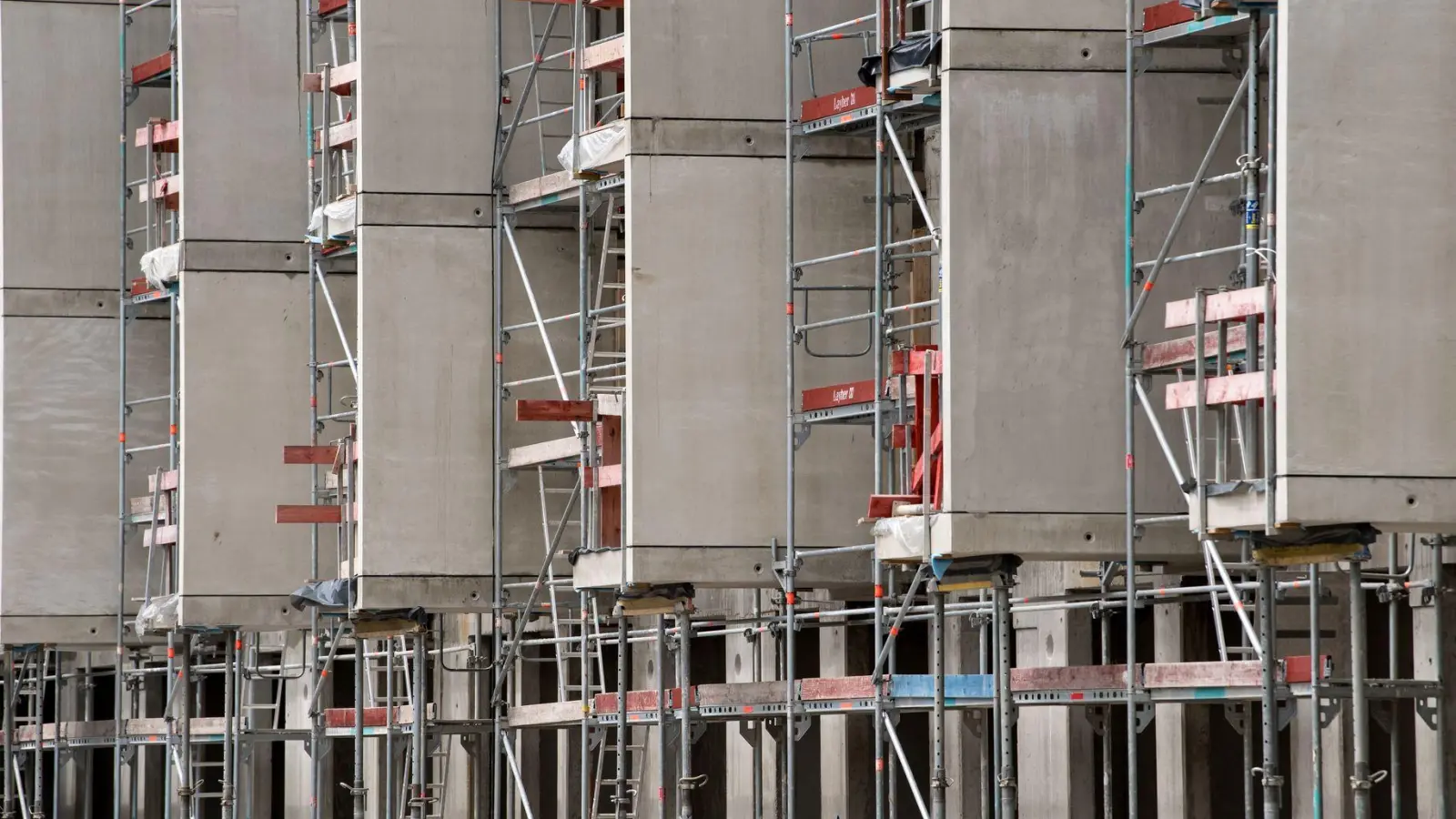 Wer in München eine Eigentumswohnung kaufen will, blutet finanziell auch als Besserverdiener. Im deutschlandweiten Schnitt jedoch ist der Kauf einer Wohnung laut Interhyp bezahlbarer geworden. (Symbolbild)  (Foto: Sven Hoppe/dpa)