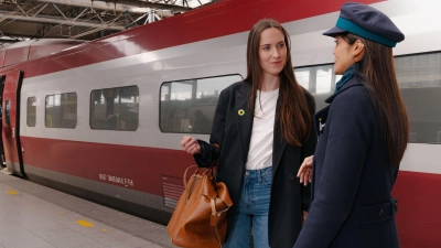 Mit einem Sonnenblumen-Symbol können Menschen mit nicht sichtbaren Behinderungen bei Eurostar nun darauf aufmerksam machen, dass sie gegebenenfalls mehr Zeit, Geduld oder Unterstützung brauchen. (Foto: Illias Teirlinck/Eurostar/dpa-tmn)