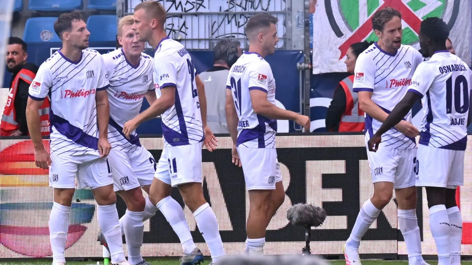 Die Osnabrücker bejubeln den 1:0-Führungstreffer durch Ismail Badjie (ganz rechts). (Foto: David Inderlied/dpa)