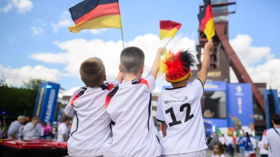 Jubel bei der Fußball-Meisterschaft – aber auch das ganze restliche Gefühlsprogramm: Bei der WM erleben Kinder Spannung, Freude und Enttäuschung oft geballt. Eltern können als „Gefühls-Coaches“ helfen. (Foto: Julian Stratenschulte/dpa/dpa-tmn)