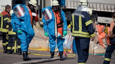 Insgesamt waren rund 150 Einsatzkräfte von Feuerwehr, Rettungsdienst und Polizei vor Ort.  (Foto: dpa/Tizian Gerbing)
