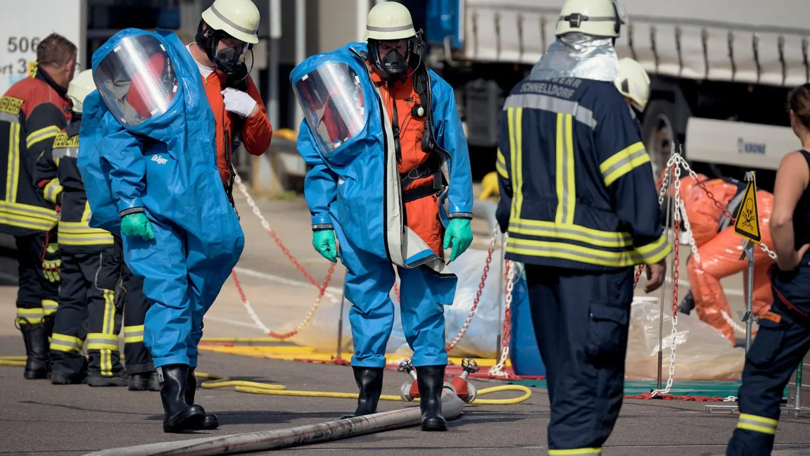 Insgesamt waren rund 150 Einsatzkräfte von Feuerwehr, Rettungsdienst und Polizei vor Ort.  (Foto: dpa/Tizian Gerbing)