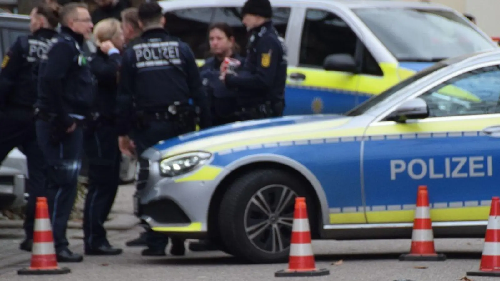 Einsatzkräfte der Polizei sichern den Tatort in Mannheim. (Foto: Rene Priebe/dpa)