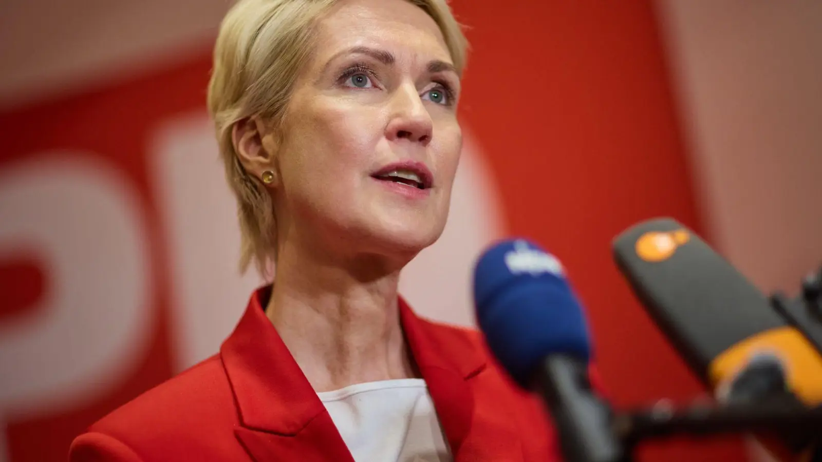 Die Gremien der SPD Mecklenburg-Vorpommern haben für Koalitionsverhandlungen mit Linke und Grünen gestimmt. (Foto: Jens Büttner/dpa)