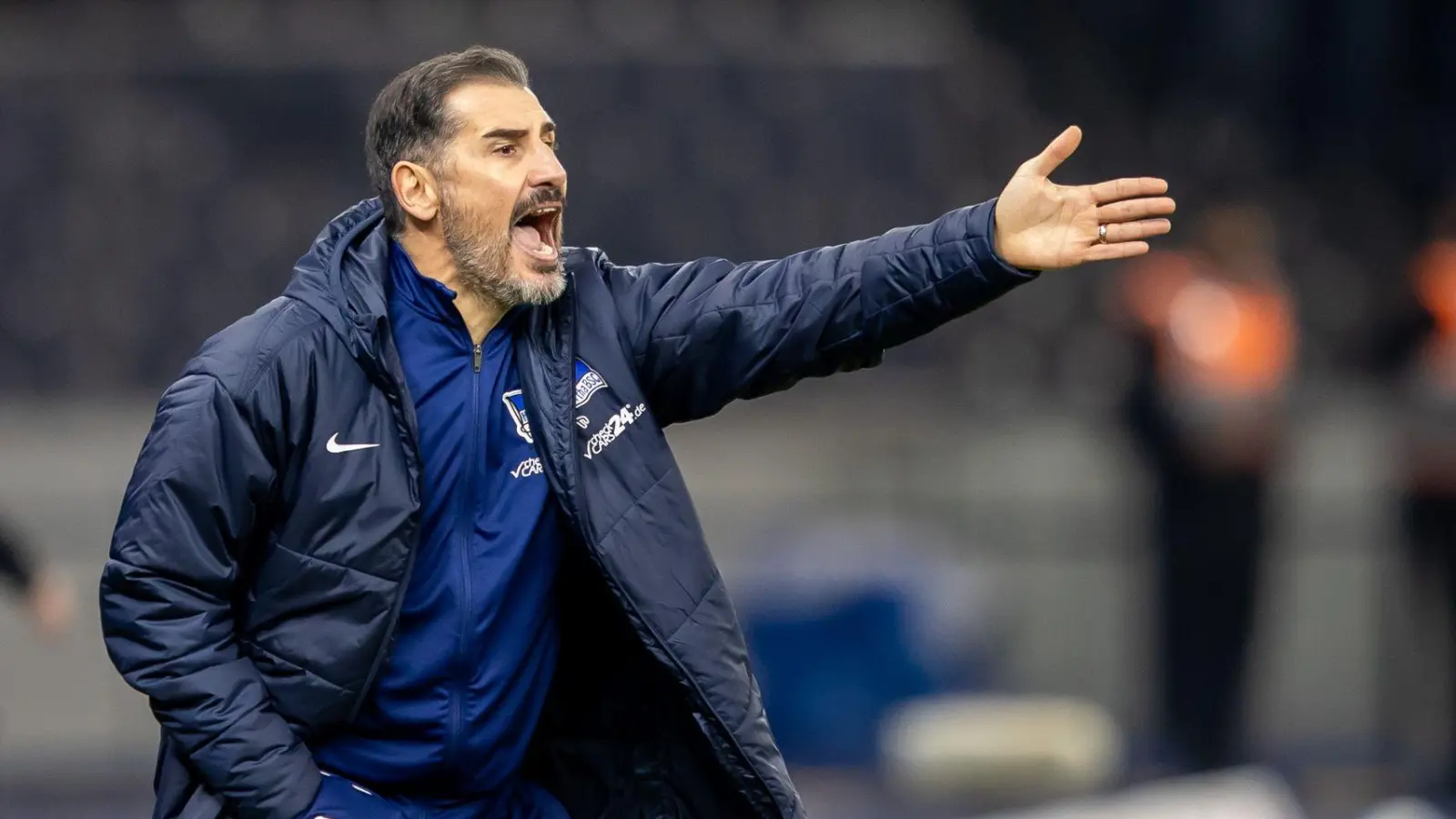 Kein erfreulicher Abend für Hertha-Trainer Cristian Fiel. (Foto: Andreas Gora/dpa)