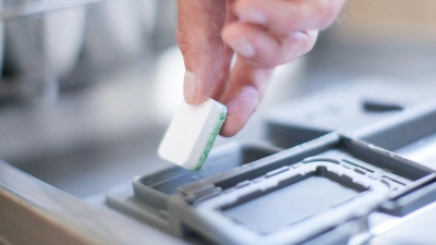 Bei Tabs für die Geschirrspülmaschine gibt es große Unterschiede. (Foto: Christin Klose/dpa-tmn)