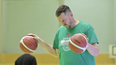 Überlegt sich, wie er die Piranhas nach zwei Niederlagen auf das Topspiel gegen Haching vorbereitet: Trainer Martin Ides. (Foto: Martin Rügner)