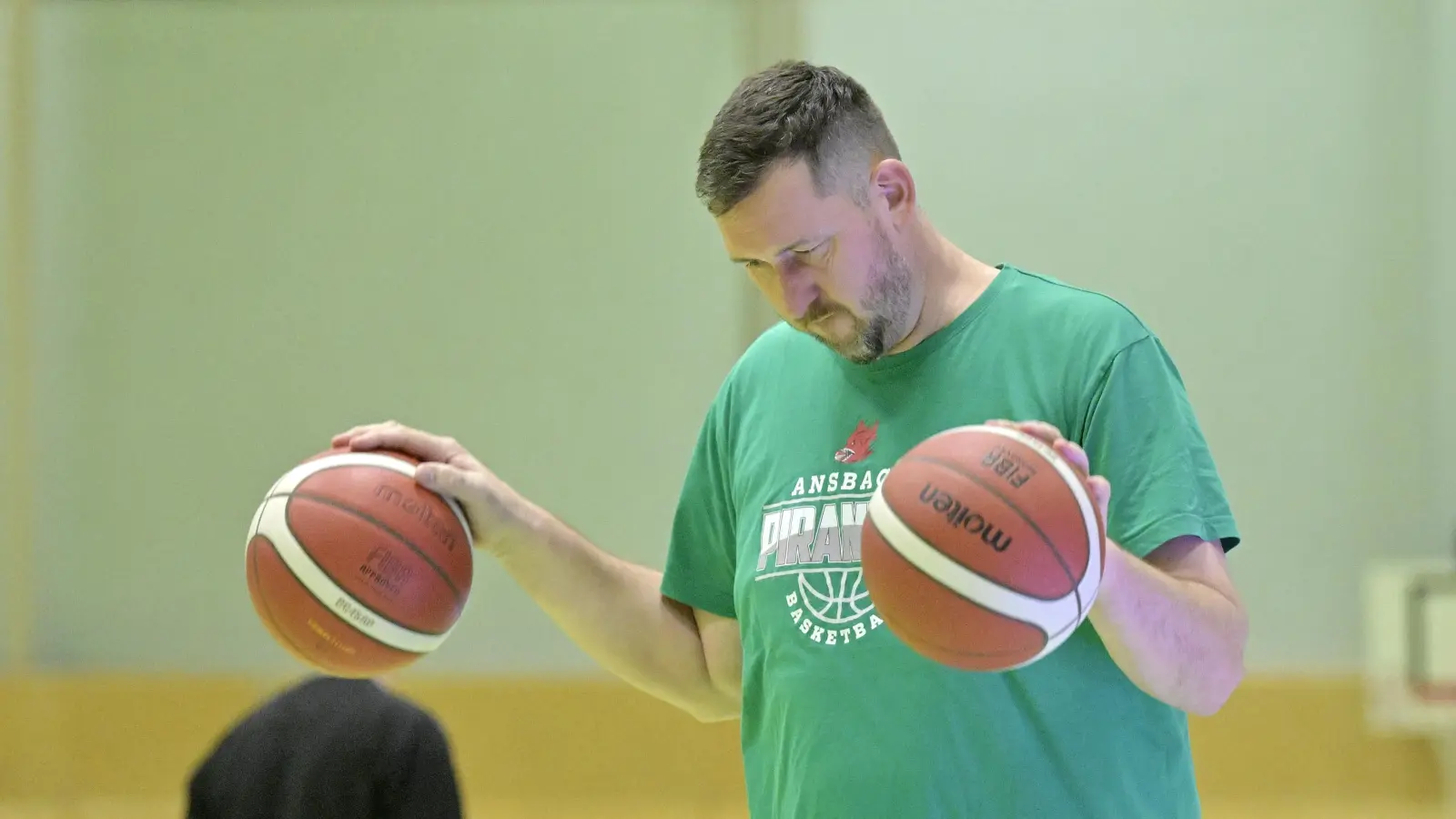 Überlegt sich, wie er die Piranhas nach zwei Niederlagen auf das Topspiel gegen Haching vorbereitet: Trainer Martin Ides. (Foto: Martin Rügner)