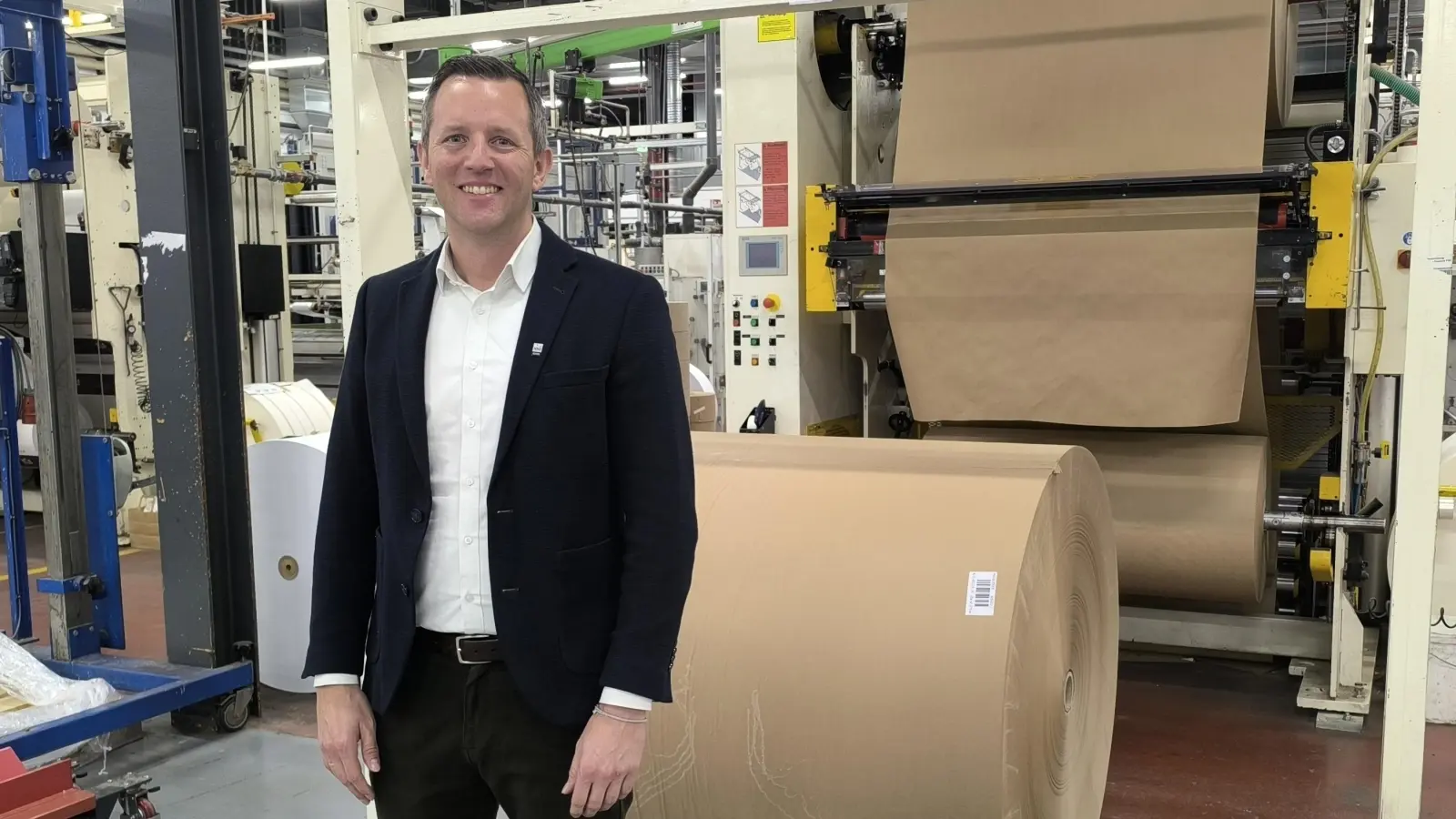 Der 38-jährige Simon Schulte-Rentrop ist Vorsitzender der Geschäftsführung bei den Vereinigten Papierwerken, deren Hauptstandort sich in Feuchtwangen befindet.  (Foto: Thomas Schaller)