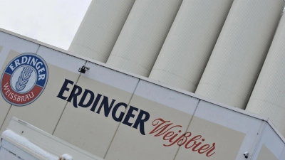 Weißbier aus Erding wird auch im Ausland gerne getrunken. Nun hat sich die Brauerei mit einem Video Ärger eingehandelt. (Archivbild) (Foto: picture alliance / dpa)
