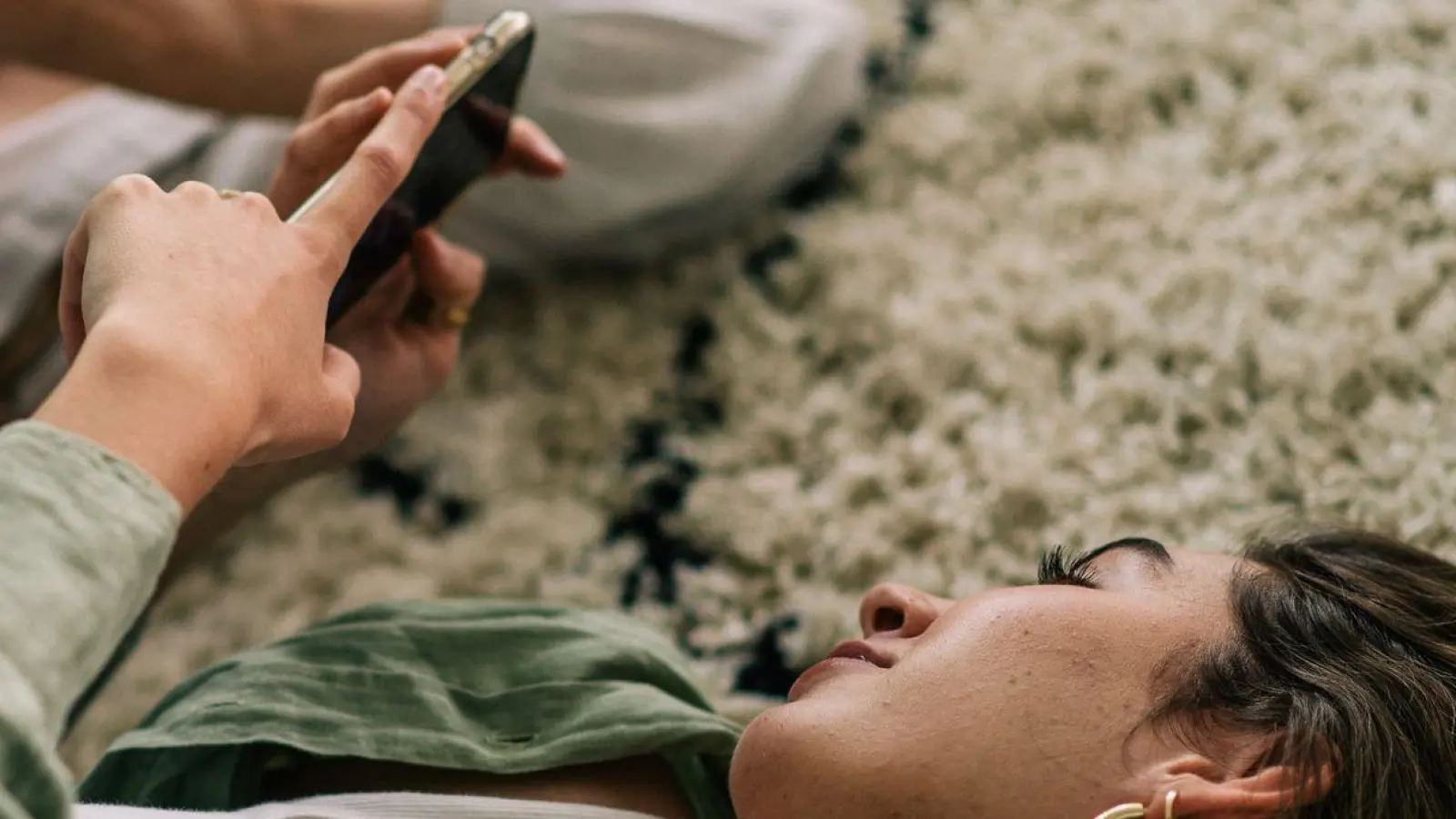 Das Smartphone immer zur Hand? Das ist zu viel. Experten raten aber zu einem bewussten Umgang statt einem kompletten Verzicht. (Foto: Zacharie Scheurer/dpa-tmn)