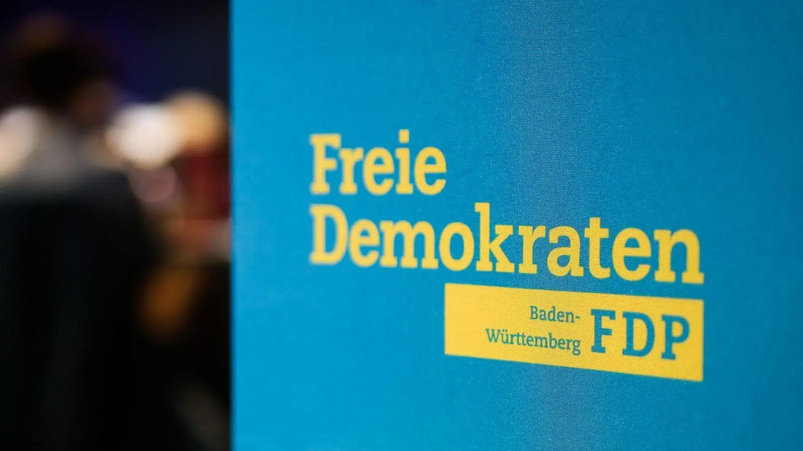 Das Logo der FDP Baden-Württemberg ist während des Landeshauptausschusses der FDP Baden-Württemberg auf einem Sitzwürfel zu sehen. (Foto: Christoph Schmidt/dpa)