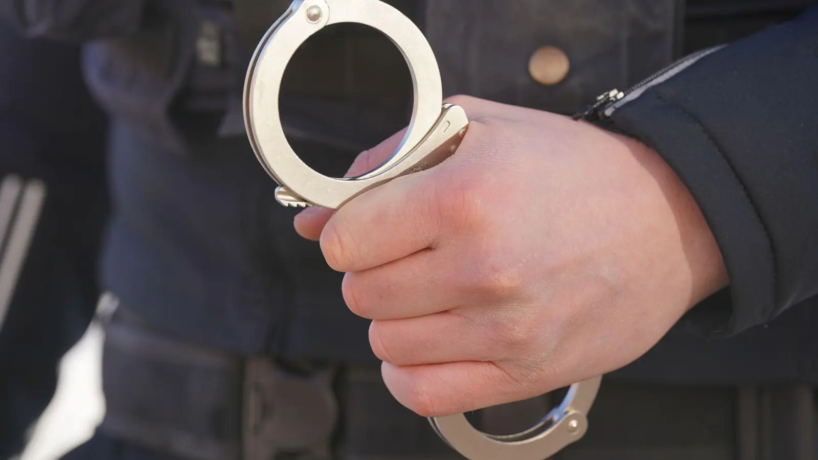 In insgesamt 14 Wohnungen wurden Durchsuchungen durchgeführt. (Symbolbild) (Foto: Marcus Brandt/dpa)