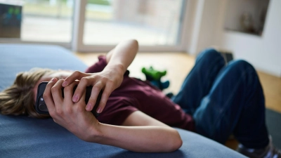 Risiken von Social-Media-Trends: Viele Kinder nehmen aus sozialem Druck an gefährlichen Challenges teil. (Foto: Annette Riedl/dpa/dpa-tmn)