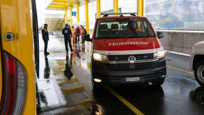Eine verletzte Person musste zur Behandlung ins Krankenhaus. (Foto: Peter Schneider/KEYSTONE/dpa)