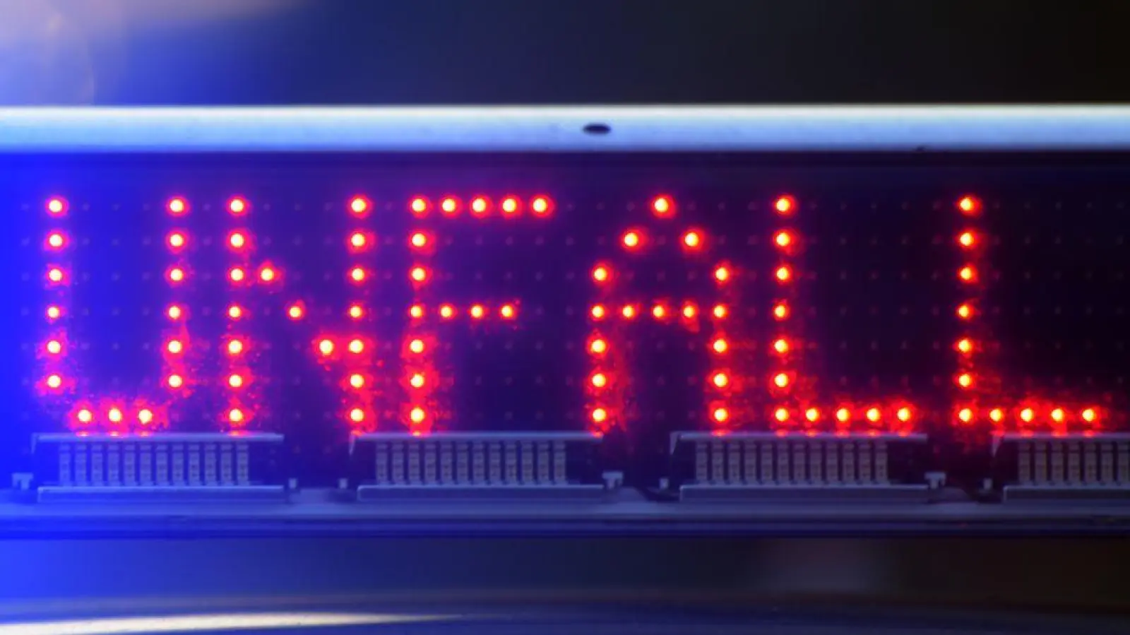 Nach dem Unfall auf der A8 ermittelt die Polizei gegen den 67-jährigen Lastwagenfahrer. (Symbolbild) (Foto: Stefan Puchner/dpa)