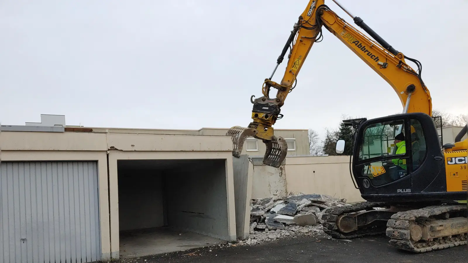 Seit Montag werden Garagen an der Erkenbrechtallee abgerissen. Dieser Schritt ist für den Ausbau der Straße zum Boulevard für die Landesgartenschau 2027 notwendig. (Foto: Katrin Merklein)