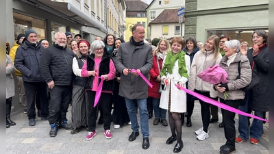 Oberbürgermeister Thomas Deffner und die Ladenbesitzerinnen Edith Thiemer (links) und Elke Knöbl eröffneten die zu der Aktion gehörende Vernissage im Café am Schloss. (Foto: Florian Pöhlmann)