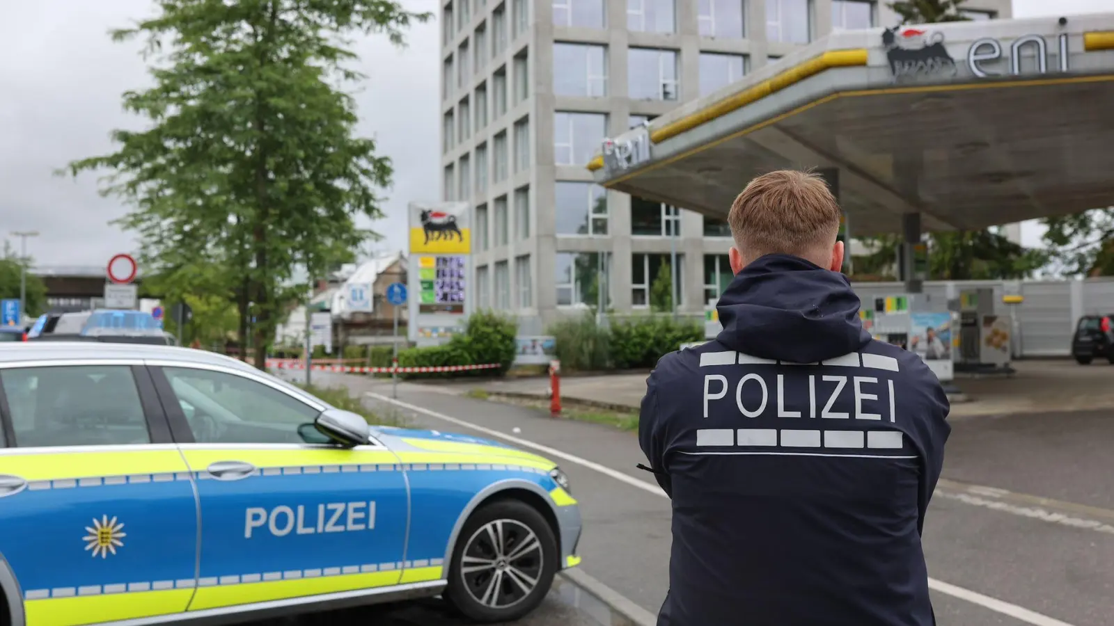 Die Polizei fasst zwei flüchtige Täter in der Schweiz. Sie sollen an einer Tankstelle in Konstanz einen Mnn schwer verletzt haben. (Foto: Florian Förster SWD/Südwestdeutsches Mediennetzwerk/dpa)