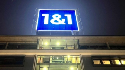Das Logo von 1&amp;1 ist auf dem Dach der Firmenzentrale installiert. (Foto: Wolf von Dewitz/dpa)