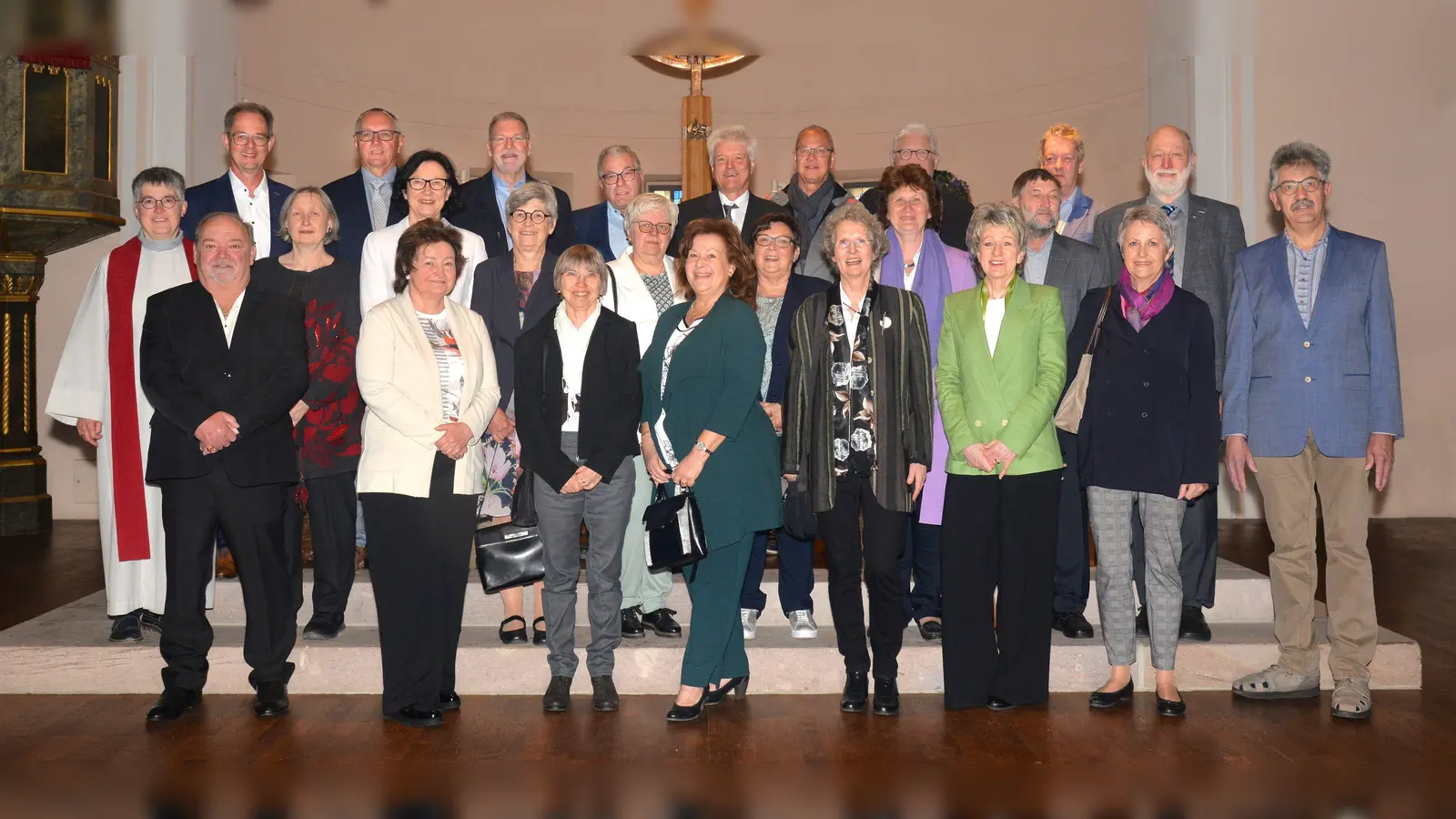 In der Dinkelsbüher St-Pauls-Kirche feierten 24 Frauen und Männer ihre Goldene Konfirmation. Den Festgottesdienst leitete Diakonin Claudia Grunwald. (Foto: Karl Eißner)