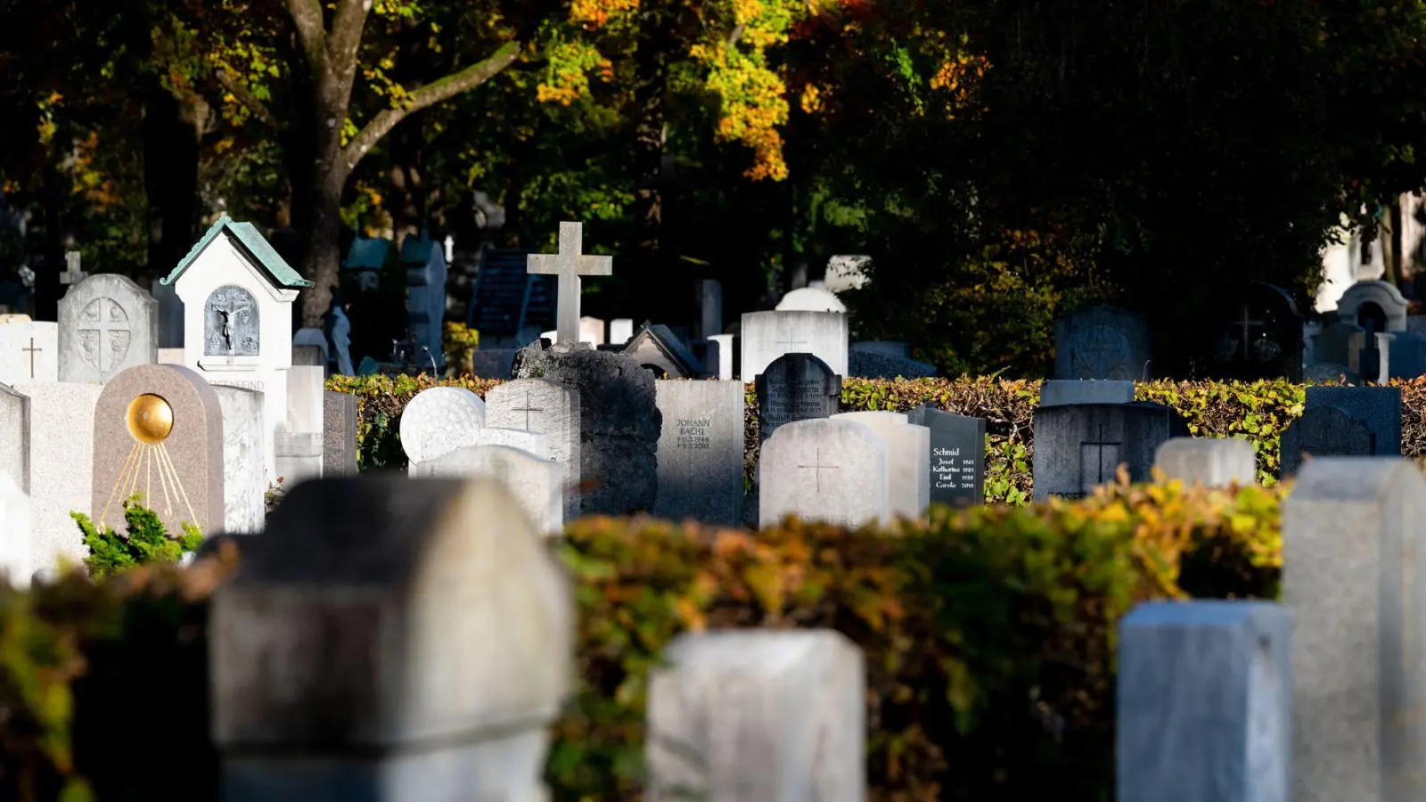 In München sind im Vorjahr die Gebühren für Bestattungen auf den städtischen Friedhöfen gestiegen. (Symbolbild) (Foto: Sven Hoppe/dpa)