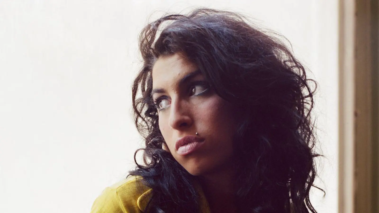 Amy Winehouse auf einem Foto aus der Zeit von „Back to Black“. Zum 20. Jubiläum ist das Kultalbum neu aufgelegt worden. (Handout) (Foto: Mischa Richer/UMR/Island/dpa)